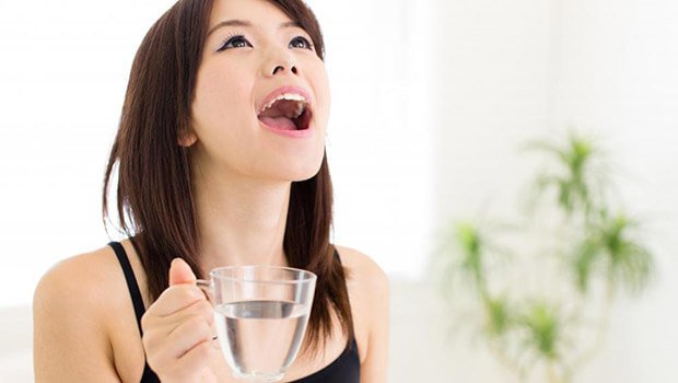 Een zere keel? Gorgelen met zout water helpt