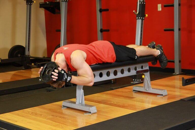 De nekspieren versterken met een oefening op de bank