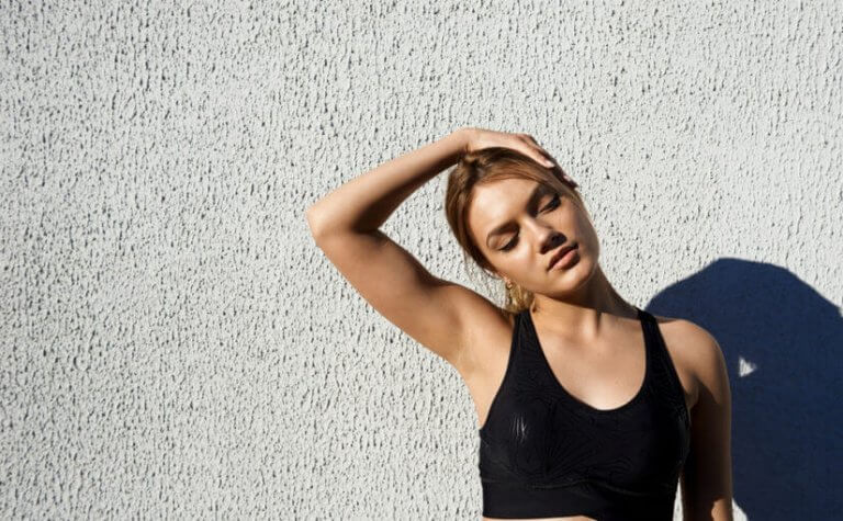 De nekspieren versterken door het hoofd te kantelen