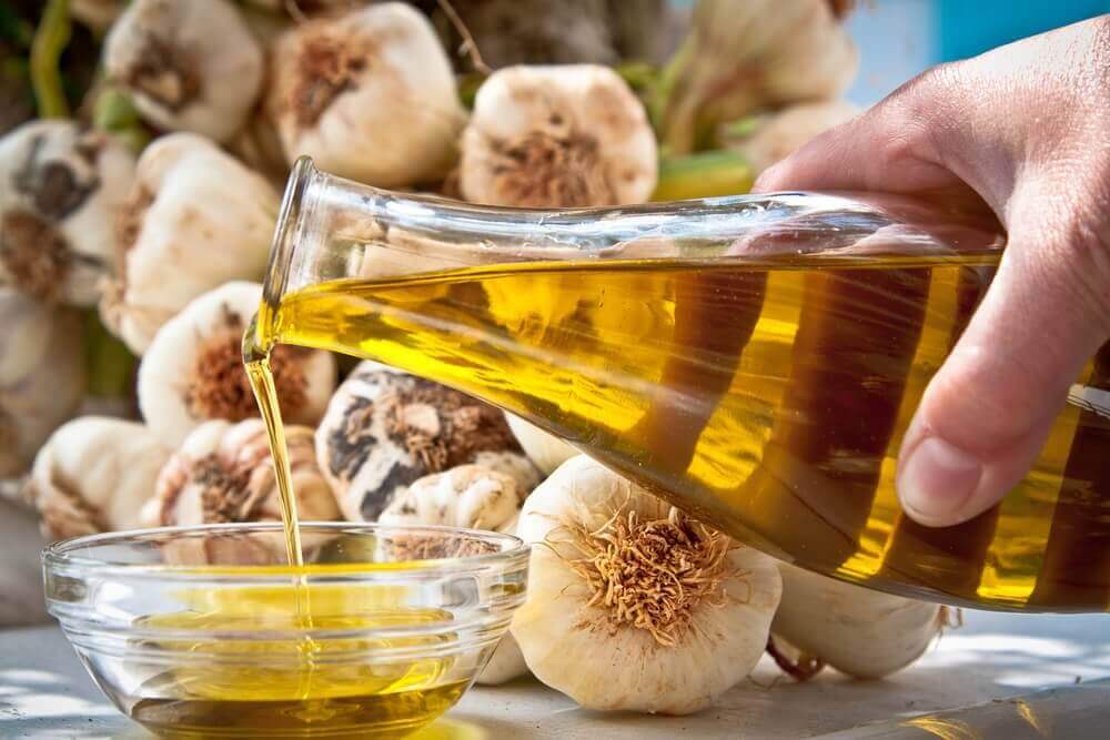 Behandeling tegen hoge bloeddruk: knoflook en olie