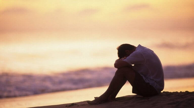 Symptomen van depressie: ongelukkig op het strand