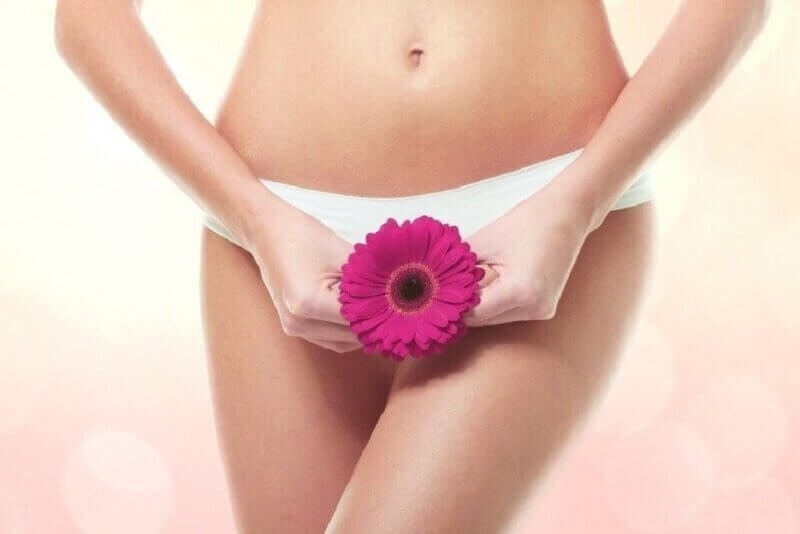 Vrouw die last heeft van gênante vaginale geurtjes