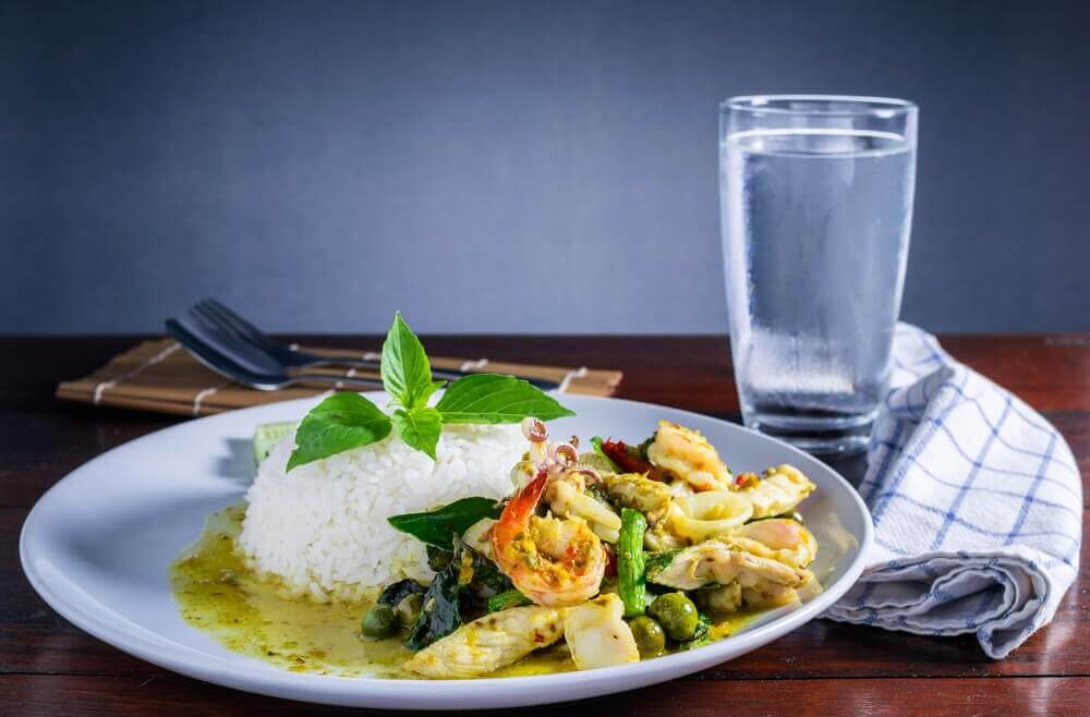 Water drinken tijdens een maaltijd