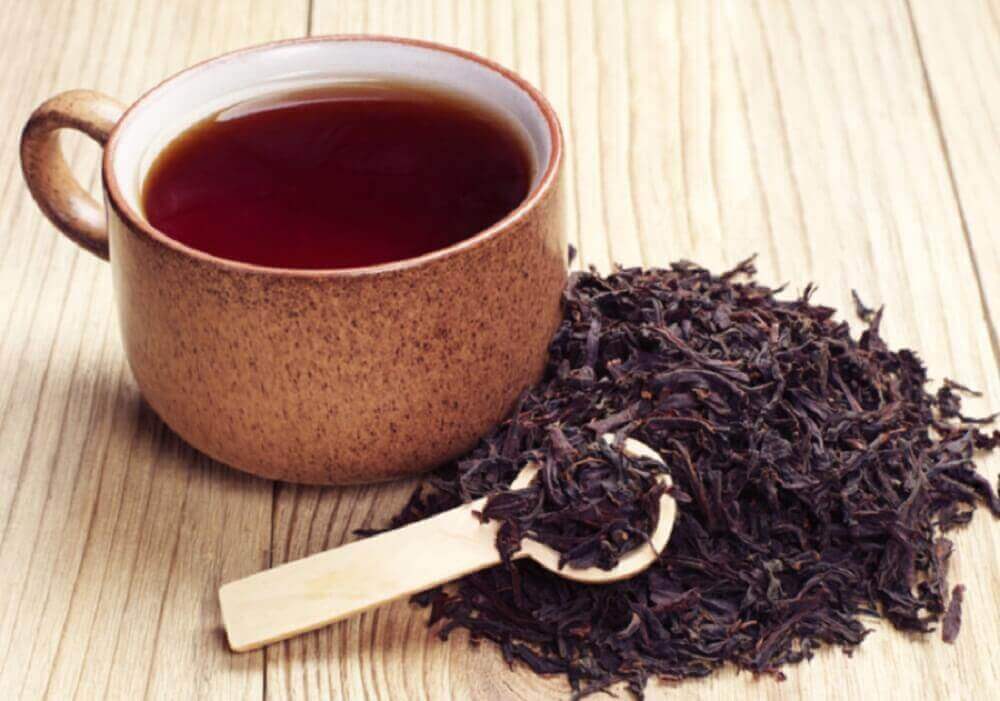 Zwarte thee is een van de natuurlijke oplossingen voor ingegroeide haartjes