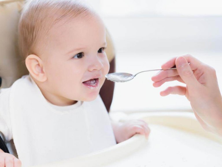 Welk voedsel mag je niet geven aan een 9 maanden oude baby?