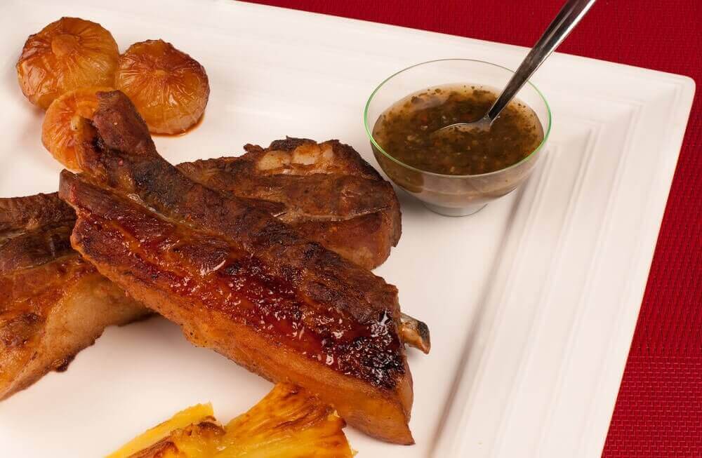 Gekarameliseerde ribbetjes met ananas