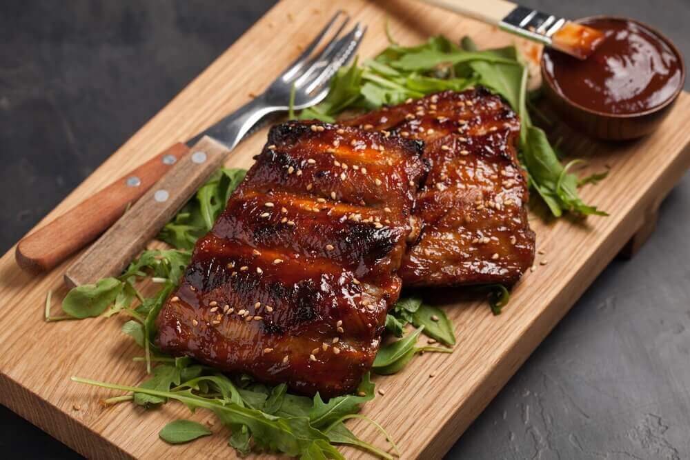 Gekarameliseerde ribbetjes met banaan