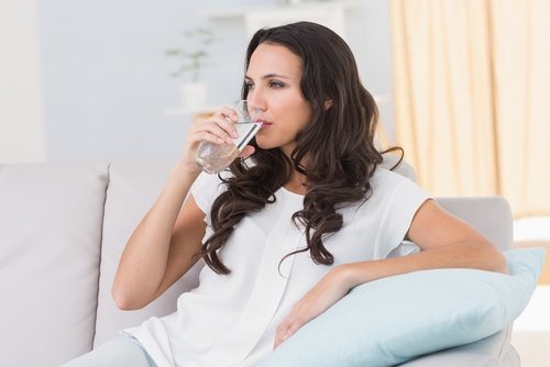 Het verlangen naar eten te verslaan door het drinken van water