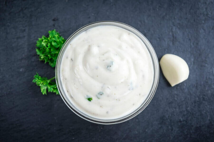Knoflooksaus zelf maken: bechamelsaus met knoflook