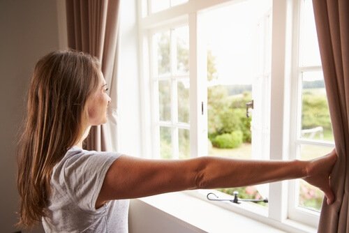 Lucht verversen door het raam open te zetten