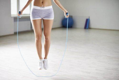 5 vetverbrandende oefeningen die je thuis kunt doen: touwtje springen