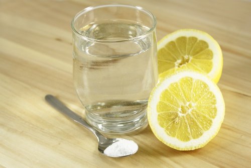 5 natuurlijke remedies voor het regelen van je bloeddruk: water met citroen, zout en suiker