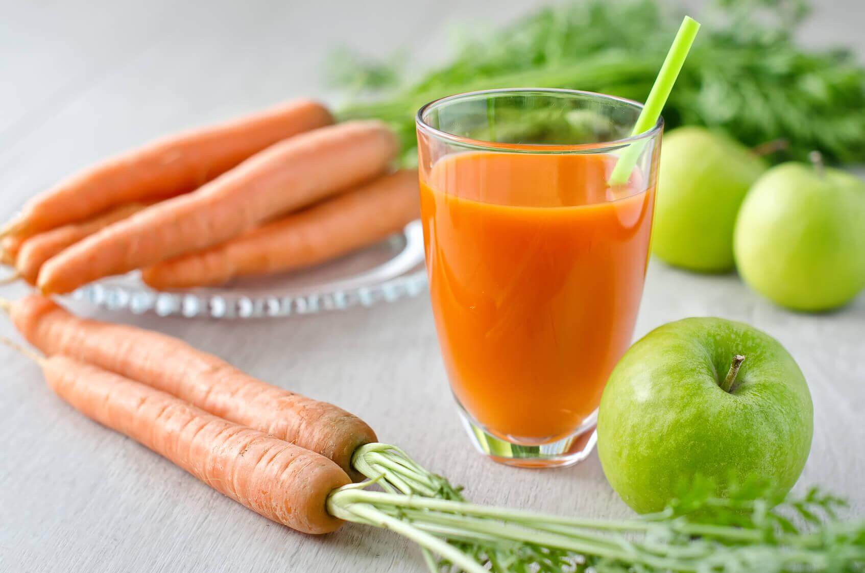 Makkelijke reinigende wortelsmoothies met appel
