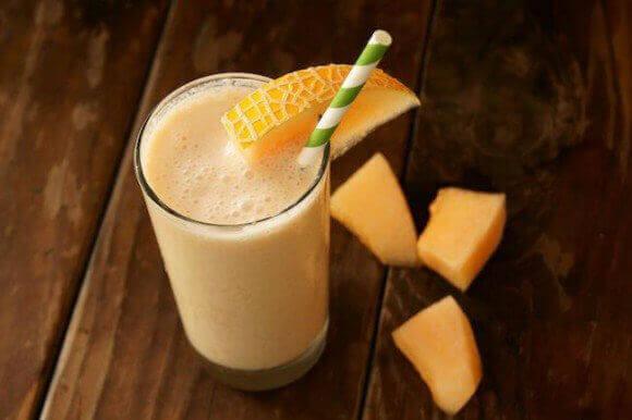 Makkelijke reinigende wortelsmoothies met meloen