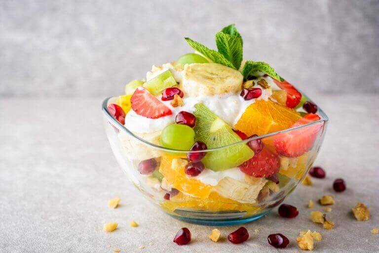 Yoghurt en fruit is altijd een van de meest aanbevolen ontbijtjes