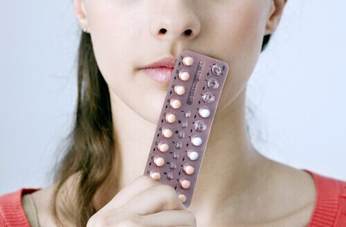 Jonge vrouw die anticonceptiemiddelen gebruikt
