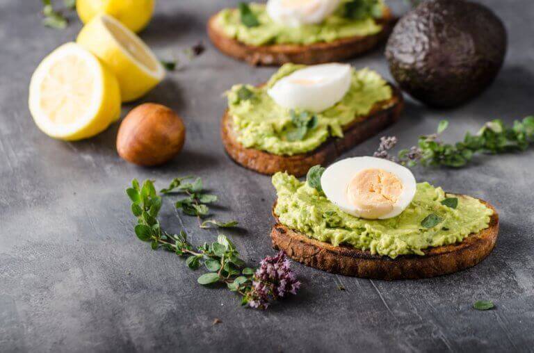 Geroosterd broodje met avocado, een van die heerlijke gerechten