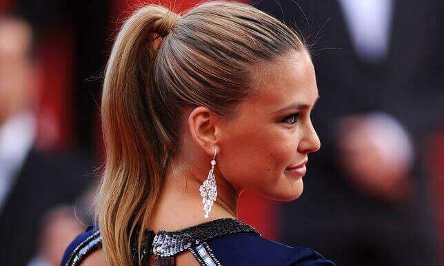 Een hoge paardenstaart is een van de beste kapsels voor 2018