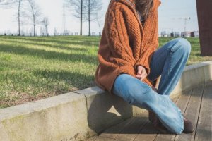 Broeken met wijde pijpen komen weer in de mode