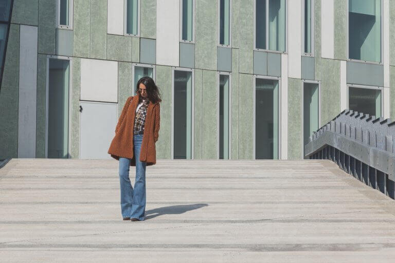 Vrouw die een broek draagt met wijde pijpen