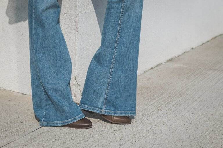Vrouw die pronkt met een broek met wijde pijpen