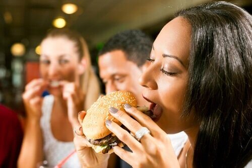500 calorieën minder per dag door het bannen van deze 8 levensmiddelen