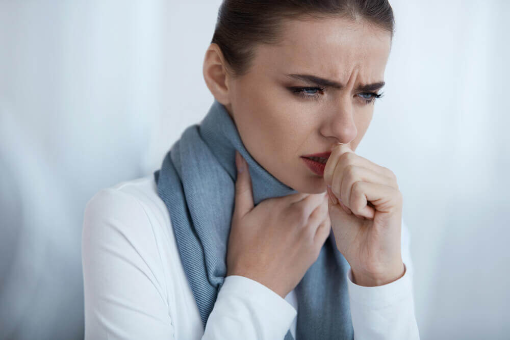 Vrouw die last heeft van knobbeltjes op de stembanden