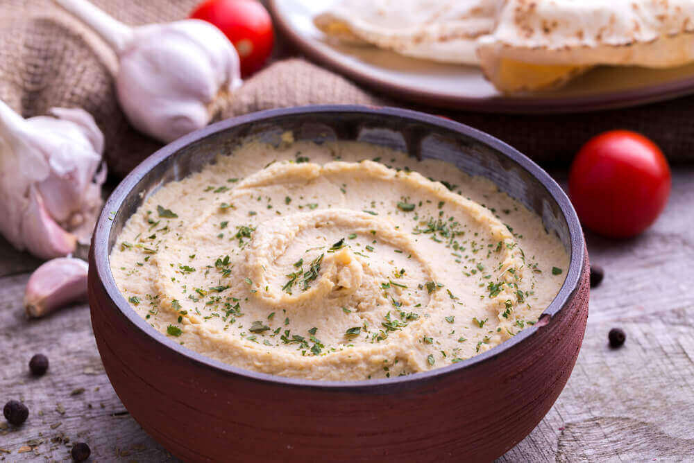 Zelfgemaakte hummus is een van de ideeën voor het avondeten als je op dieet bent