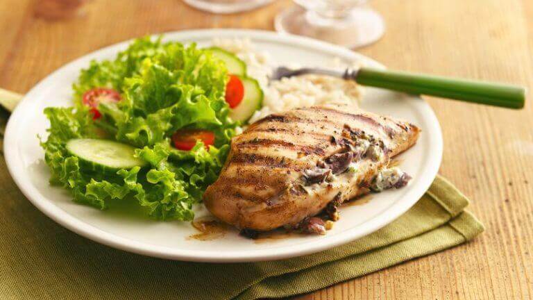 Heerlijke gerechten zoals een stukje gegrilde kipfilet