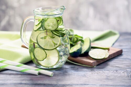 Een van de voordelen van komkommersap is dat het gewichtsverlies bevordert