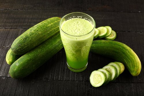 Een van de vele voordelen van komkommersap is dat het je huid verbetert