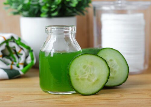 Een van de vele voordelen van komkommersap is dat het je haar doet glanzen
