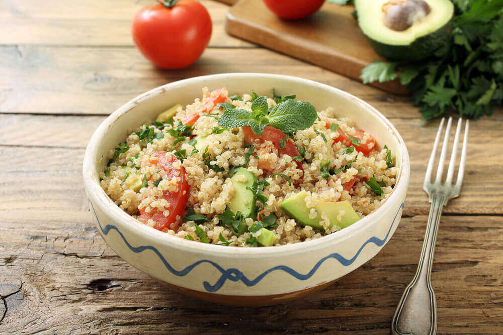 Heerlijke salade met quinoa is een van de ideeën voor het avondeten als je op dieet bent