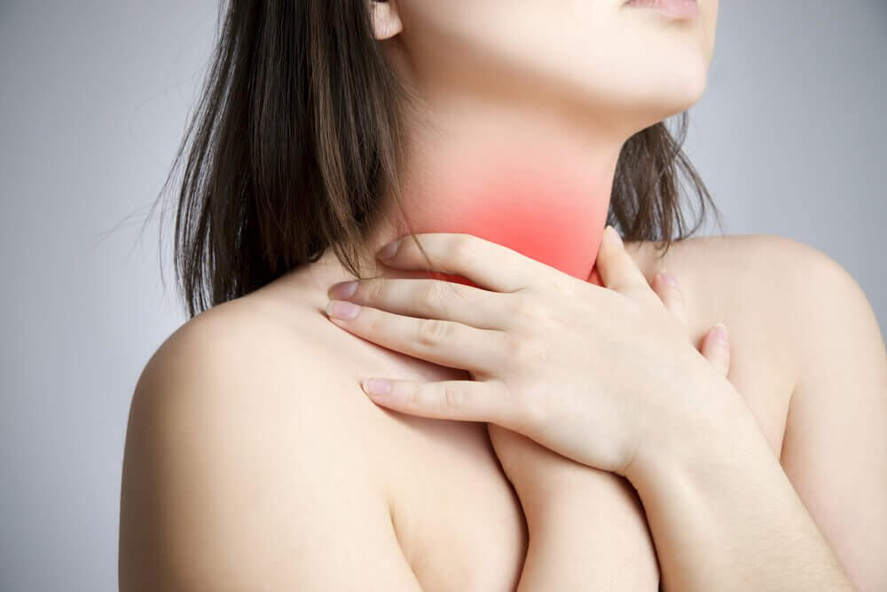 Vrouw die spanning in haar nek ervaart vanwege de knobbeltjes op de stembanden