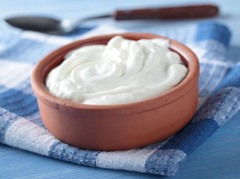 Gewone yoghurt is een van de natuurlijke middelen tegen aften