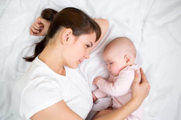 Een van de dingen die je nooit mag doen met een baby is laten huilen