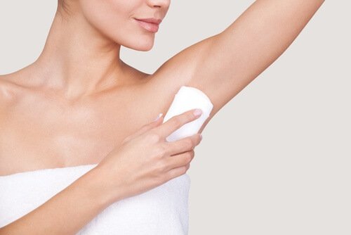 Vrouw gebruikt roll-on deodorant