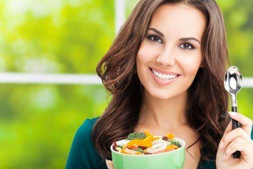 Eten en bewegen: vrouw eet gezonde groentes