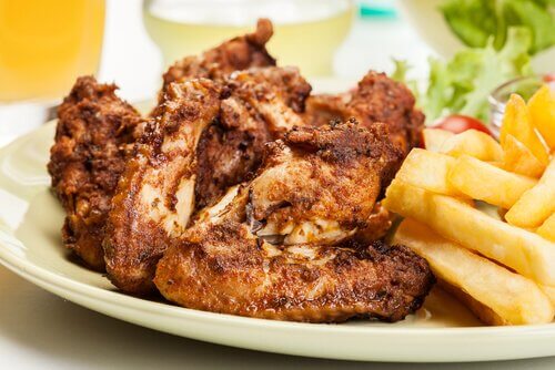 Kippenvleugels met patat