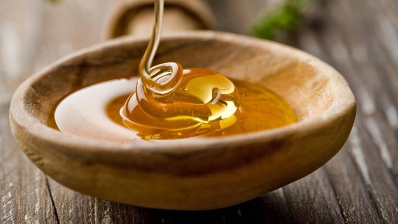 Honing in een houten kom