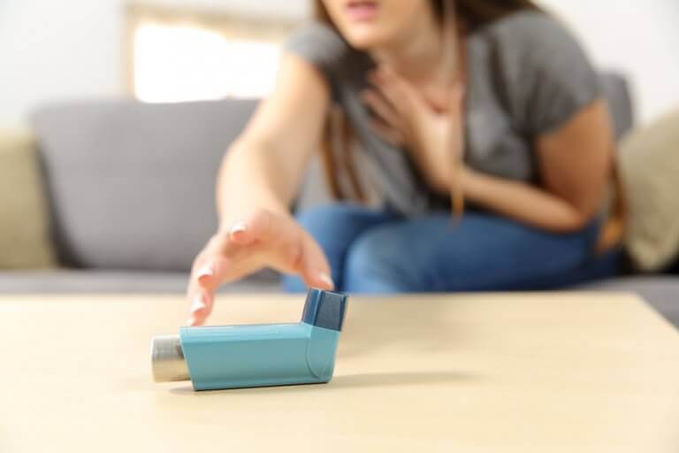 Blauwe inhalator en benauwde mevrouw