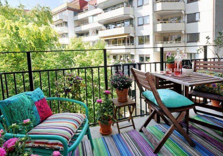 Kleurrijk balkon met bloemen