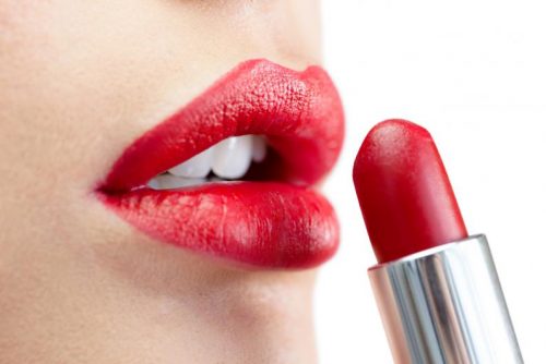 Rode lippenstift en lippen