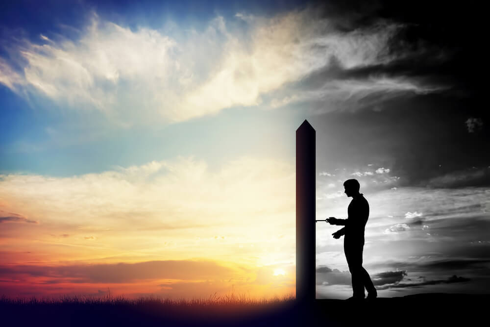 Man met sleutel in zijn hand