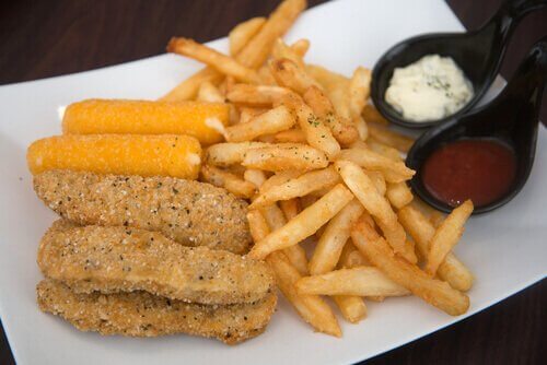 Bord patat met snacks en saus