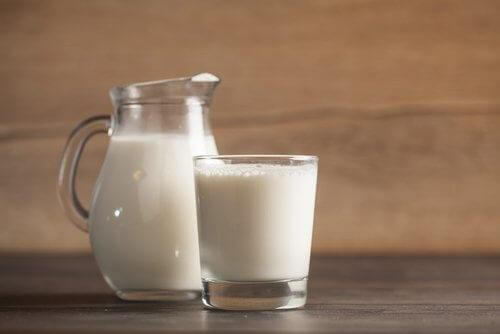 De bladeren van kamerplanten schoon maken met melk