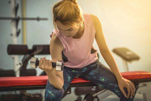 Eten en bewegen: jonge vrouw in de fitnesszaal