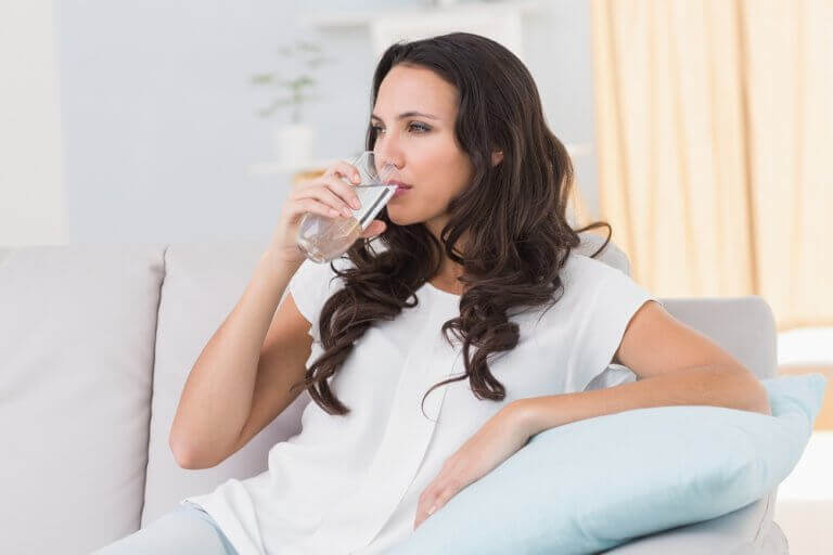 Vrouw drinkt een glas water