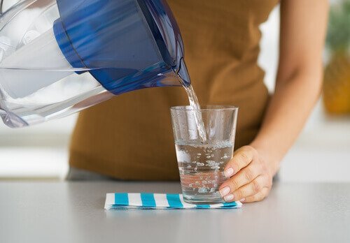 Water inschenken met karaf