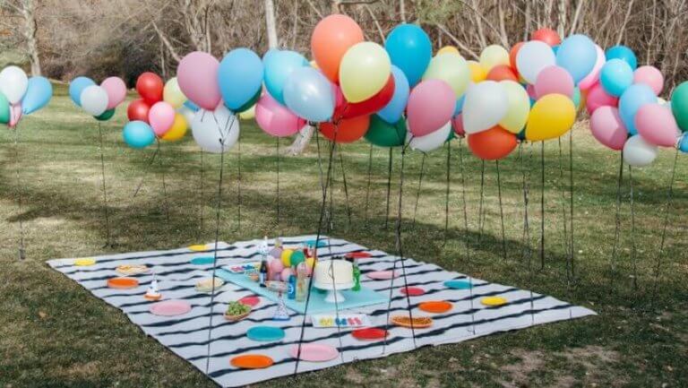 Versieren met ballonnen: buiten